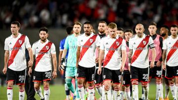 BUENOS AIRES, ARGENTINA - SEPTEMBER 24: Players of River Plate leave the pitch after losing a match between River Plate and Talleres as part of Liga Profesional 2022 at at Estadio Mas Monumental Antonio Vespucio Liberti on September 24, 2022 in Buenos Aires, Argentina. (Photo by Marcelo Endelli/Getty Images)