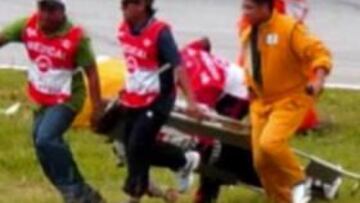 <b>IMAGEN CONTROVERTIDA. </b>Así sacaron el cuerpo de Simoncelli.