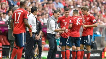 Bayern Munich's Croatian headcoach Niko Kovac talks to his players during the German First division Bundesliga football match between FC Bayern Munich and Bayer Leverkusen in Munich, on September 15, 2018. (Photo by Guenter SCHIFFMANN / AFP) / DFL RE