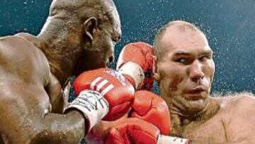 <b>CHOQUE DE TRENES. </b>El combate se jugó en la distancia que marcaban los brazos de Valuev, pero Holyfield consiguió percutir en el rostro del ruso en varios ataques rápidos.