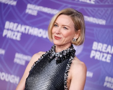 Naomi Watts posa en la alfombra roja de la 12.ª ceremonia de entrega del premio Breakthrough en el Barker Hangar de Santa Mónica, California.