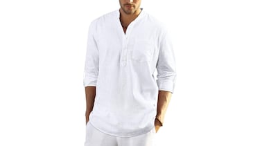 Tenemos la camisa blanca de lino que arrasa en ventas y marcará las tendencias del verano