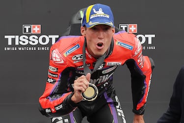 Alegría en e podio de Aleix Espargaró tras proclamarse vencedor del sprint del Gran Premio de Cataluña de Moto GP.