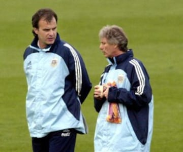 Marcelo Bielsa argumentó falta de energía para dejar a Argentina rumbo a Alemania 2006. Su lugar lo tomó José Pekerman.