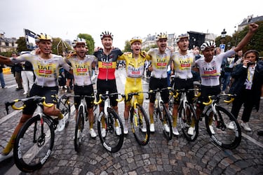 Tadej Pogacar,  después de ganar el Tour de Francia con sus compañeros de equipo Jhonatan Narvaez, Nils Politt, Pavel Sivakov, Marc Soler, Tim Wellens y Adam Yates.