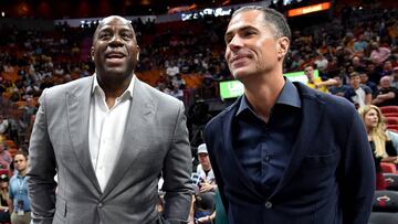 Magic, junto a Pelinka, en una pista de la NBA