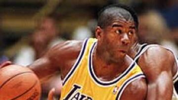 <b>EL HÉROE</B>. El mítico Magic, de 42 años, dondujo a Los Lakers a cinco títulos durante la década de los 80.