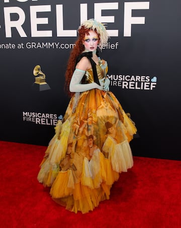 Chappell Roan posa en la alfombra roja de los Premios Grammy 2025.