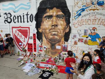 Aficionados se reúnen a las puertas del estadio Diego Armando Maradona, en el barrio de La Paternal.