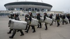La Polic&iacute;a rusa hace ensayos ante el estadio de San Petersburgo de cara al Mundial.