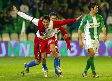 Luciano Galletti celebra un gol con el Atleti.