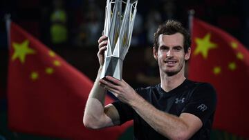 Andy Murray posa con t&iacute;tulo de campe&oacute;n del Masters 1.000 de Shanghai.