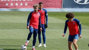 Witsel, Griezmann y Samuel Lino, en el entrenamiento del Atlético.