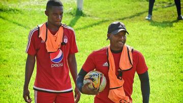 Jersson González dirige su primera práctica con América