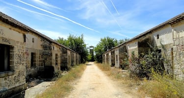 El Alamín es un antiguo poblado agrícola situado en el término municipal de Villa del Prado, a unos 60-70 km al suroeste de la capital. A diferencia de otros pueblos abandonados con siglos de antigüedad, este tiene una historia relativamente reciente y un diseño muy particular que lo convierte en un destino icónico para la exploración urbana y los amantes del misterio.