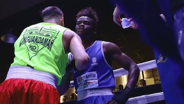 Dos púgiles se saludan tras un combate de la Liga Marathonbet.