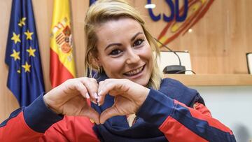 Lydia Valent&iacute;n posa en la sede del CSD antes de partir a los Mundiales de Halterofilia de Anaheim.