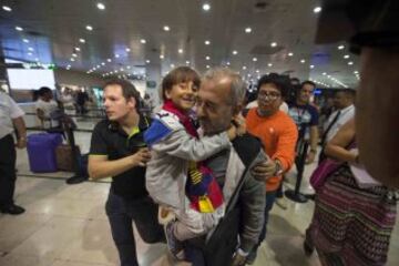 Osama Abdul Mohsen (c) y su hijo, Zaid (2i), los refugiados sirios zancadilleados por una periodista húngara cuando huían de la policía en Hungría, acompañados por otro de sus hijos, Mohamed (2d), y varios miembros de Cenafe, a su llegada a la estación de tren de Sants, en Barcelona, para partir hacia Madrid y acomodarse en la ciudad madrileña de Getafe, donde serán acogidos por iniciativa del presidente de las escuelas de entrenadores de fútbol Cenafe, Miguel Ángel Galán.