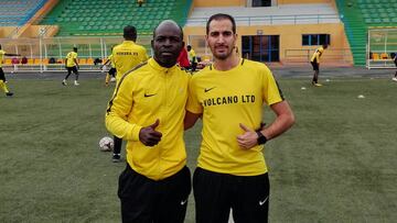 Tony Hern&aacute;ndez, con su preparador f&iacute;sico.