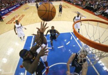 Lamar Odom y Zach Randolph luchan por un balón.