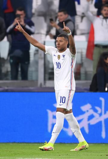 2-2. Klyan Mbappé celebra el segundo gol que marca de penalti.