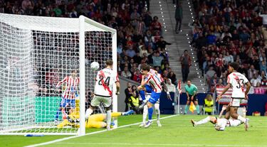 2-2. Giuliano Simeone remata de cabeza en el segundo palo, Augusto Batalla no se hace con el balón y Julián Álvarez atento, marca el segundo tanto.