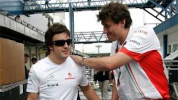 <strong>¿BIENVENIDA?</strong> Tras la marcha de Fernando Alonso de McLaren y aunque parezca muy complicado, el saludo de este mencánico de Ferrari al asturiano podría parecer una bienvenida a la escudería italiana.