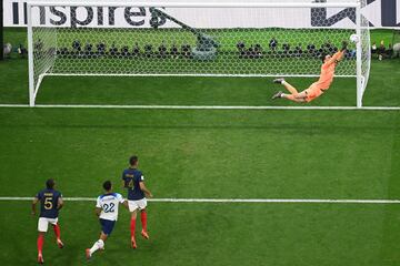 Atajada del portero francés Hugo Lloris en el partido contra Inglaterra.