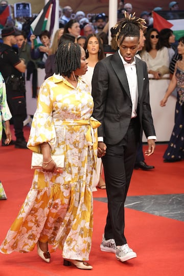 Nico Williams y su madre, María Arthuer, en el photocall de la inauguración de la 72 Edición del Festival de Cine de San Sebastián.