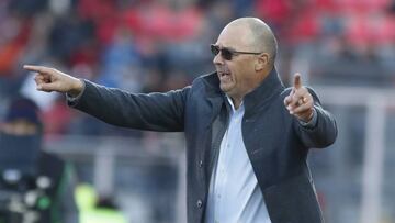 El entrenador de U.Chile Alfredo Arias da instrucciones a sus jugadores durante el partido Copa Chile.