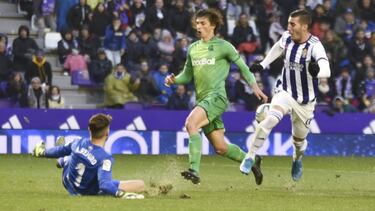 Guardiola falla ante Remiro en el partido Real Valladolid-Real Sociedad.