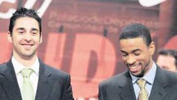 <b>RISAS ANTES DE LA BATALLA. </b>Juan Carlos Navarro y Louis Bullock bromearon con el enfrentamiento estrella en los cuartos de la Copa.