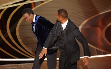 Momento en el que Will Smith sube al escenario y abofetea a Chris Rock.