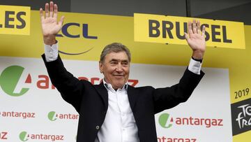 Eddy Merckx saluda al público en la primera etapa del Tour de Francia 2019 con salida y llegada en Bruselas.