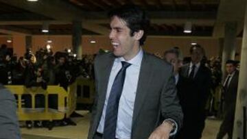 <b>PLETÓRICO. </b>Kaká llegó sonriente al aeropuerto de Almería, donde 300 aficionados recibieron al Madrid.