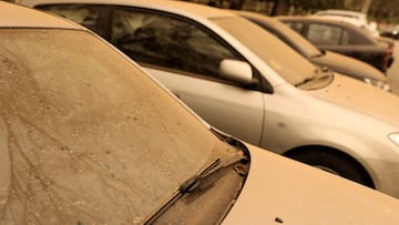 Una fila de veh&Atilde;&shy;culos cubiertos de polvo subsahariano, a 15 de marzo de 2022, en Madrid (Espa&Atilde;&plusmn;a). Madrid se ha despertado la ma&Atilde;&plusmn;ana de hoy con un fen&Atilde;&sup3;meno meteorol&Atilde;&sup3;gico inusual generado p