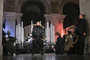 Jeremy Meeks en pleno desfile para Philipp Plein en la New York Fashion Week