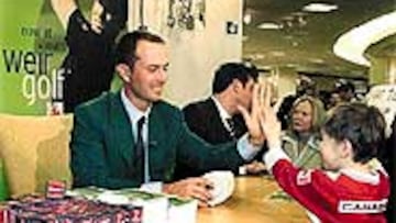 <b>UN GRAN ÍDOLO.</B> Mike Weir fue recibido por una multitud en Toronto.