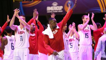 MON212. MONTEVIDEO (URUGUAY) 30/08/2017.- Jugadores de la selecci&oacute;n de Estados Unidos saludan al p&uacute;blico luego de su victoria ante Rep&uacute;blica Dominicana durante un partido de la AmeriCup 2017 que se disput&oacute; hoy, mi&eacute;rcoles 30 de agosto de 2017, en Montevideo (Uruguay). EFE/Ra&uacute;l Mart&iacute;nez