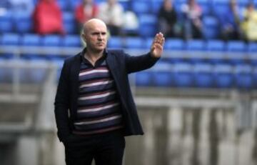 LUIS CESAR SAMPEDRO exfutbolista, jugó como portero durante una década en el Racing de Ferrol, donde comenzó como entrenador en el 2000, actualmente es el entrenador del CD Lugo.