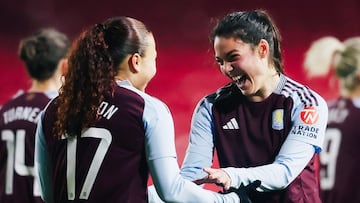 Salmon y Paula Tomás celebran un gol del Aston Villa.