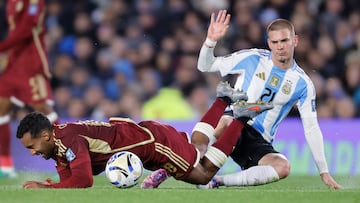 AMDEP2897. BUENOS AIRES (ARGENTINA), 04/09/2025.- Franco Mastantuono (d) de Argentina disputa el balón con Cristian Cásseres Jr. de Venezuela este jueves, en un partido por las eliminatorias a la Copa Mundial 2026 entre Argentina y Venezuela en el estadio Monumental en Buenos Aires (Argentina). EFE/ Juan Ignacio Roncoroni