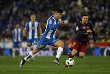 Marco Asensio, ante Messi, con el Espanyol (2015-16).