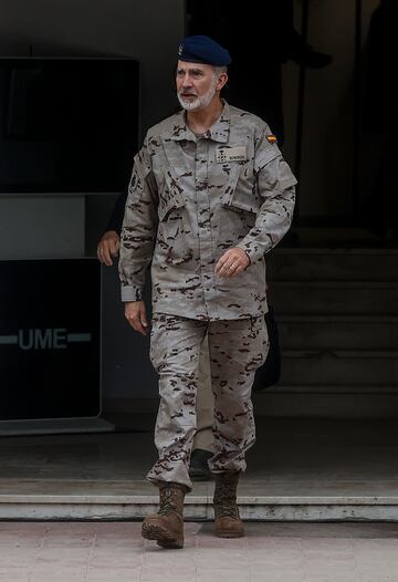 El Rey Felipe VI, en su segundo viaje a la Comunidad Valenciana tras el paso de la DANA, visita  las unidades militares desplegadas para las ayudas a los afectados por la tragedia y los centros desde donde se coordina esta asistencia en la Base Militar Jaime I en Bétera, Valencia.