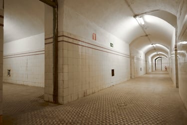 Fue construido en 1937 como refugio antiaéreo. Se encuentra en el Parque de El Capricho, en el distrito de Barajas. El bunker tiene una estructura subterránea con pasillos y salas, diseñada para albergar a un número considerable de personas. Aunque no siempre está abierto al público, se organizan visitas guiadas en ocasiones especiales que permiten conocer su historia y funcionamiento.