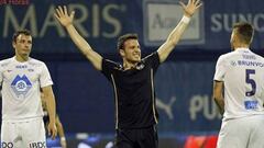 Henríquez brilla en Croacia y anota un triplete para el Dinamo