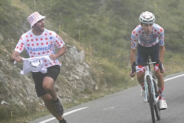 El ciclista francés Lenny Martínez, con el maillot a lunares que le acredita como mejor escalador, pedalea en solitario tratando de alcanzar primero el paso del Tourmalet.