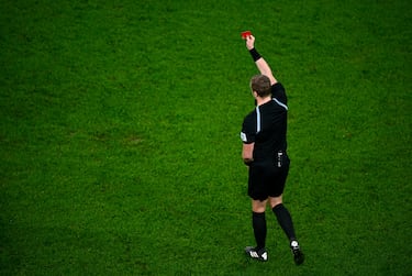 Cristiano Ronaldo es expulsado por un codazo a O´Shea en la espalda sin balón. El árbitro revisa la jugada en el VAR y le muestra la cartulina roja