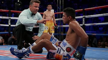 Rom&aacute;n Gonz&aacute;lez cae al suelo tras un golpe de Sor Rungvisai en su combate en Carson (California).