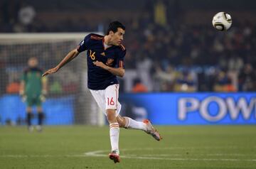 Sergio Busquets era el jefe en la sombra. En su talento y en su invisibilidad se cimentaba el orden y el rigor táctico en el que se sustentaba el sistema de La Roja. Ante Chile volvió a dar otra lección magistral en lectura de partidos, posición, coberturas y punto de partida de las jugadas de ataque. El líder invisible.